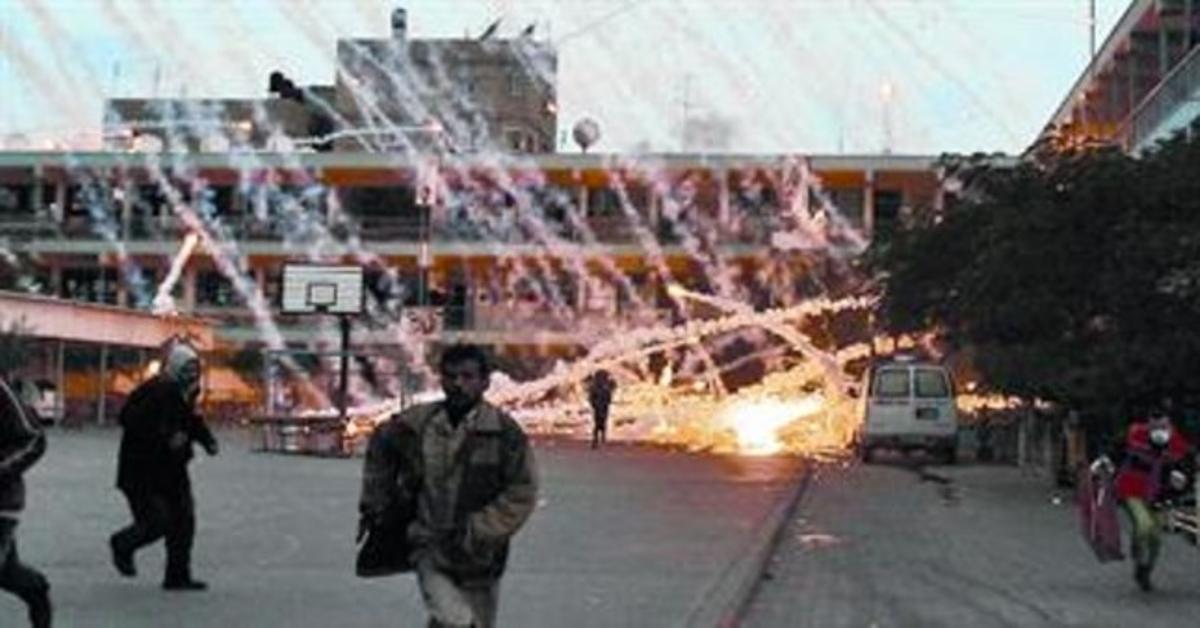 Civils palestins corren buscant refugi durant un bombardeig israelià a Gaza, el 17 de gener, a Beit Lahia (Gaza). Civils palestins corren buscant refugi durant un bombardeig israelià a Gaza, el 17 de gener, a Beit Lahia (Gaza).