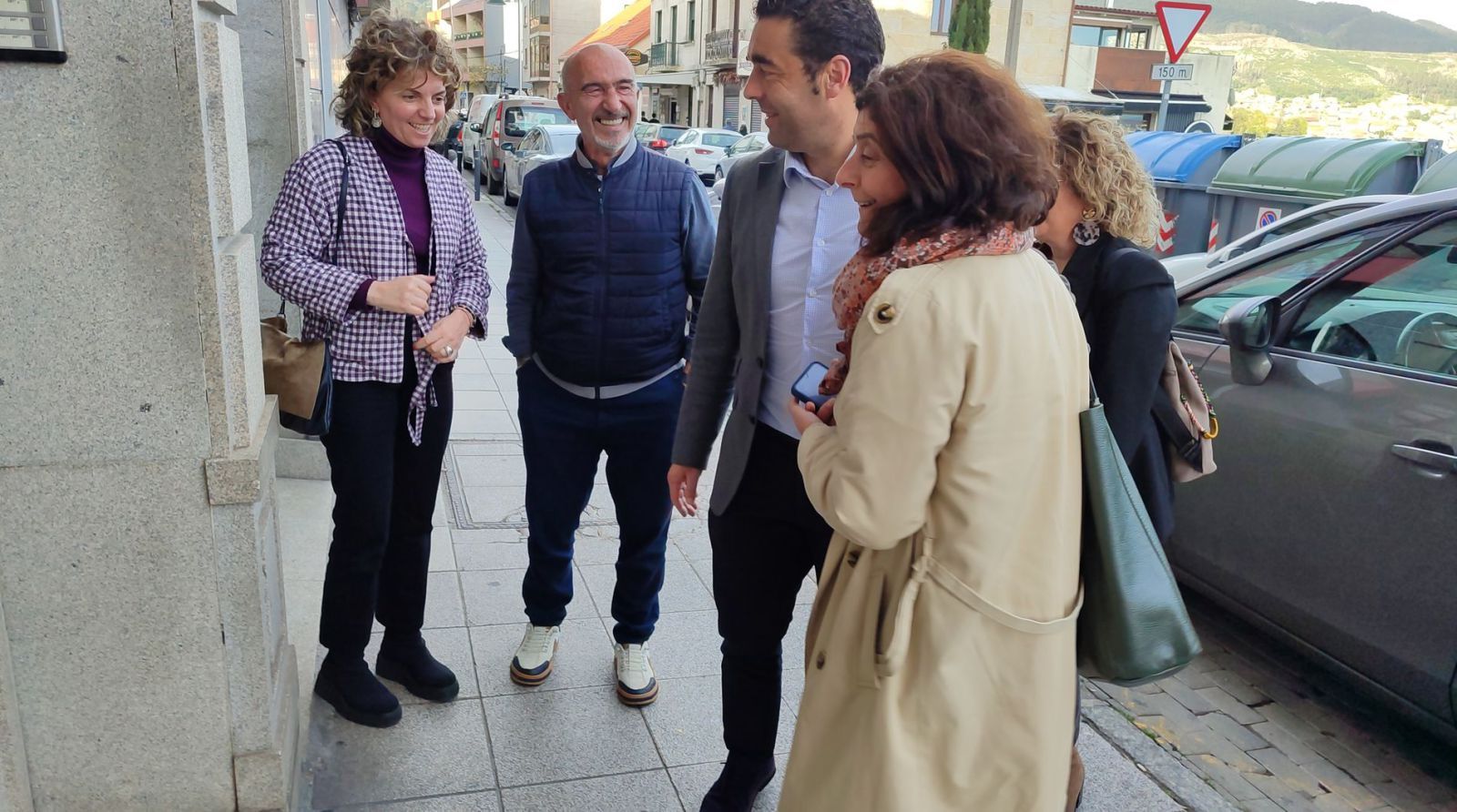 El presidente provincial llega, ayer, a la sede del PP con Carro; a su lado, Luisa Piñeiro, Elena Estévez y la concejala Estela Santomé.