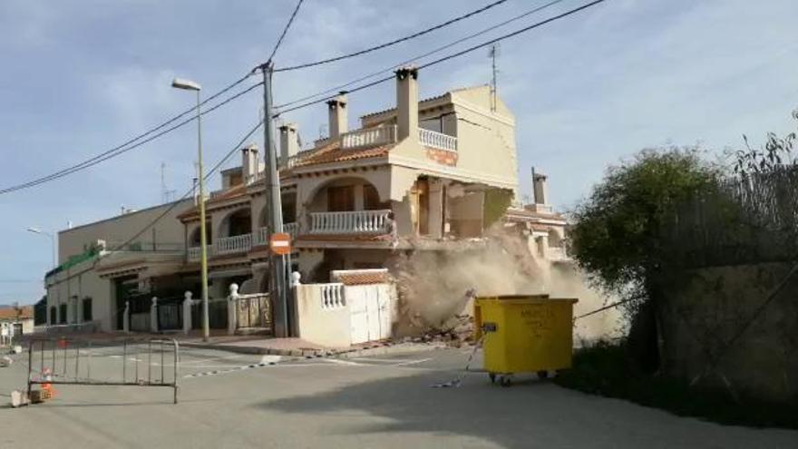 El bungaló de Monóvar afectado por la caída de un muro se desploma por completo