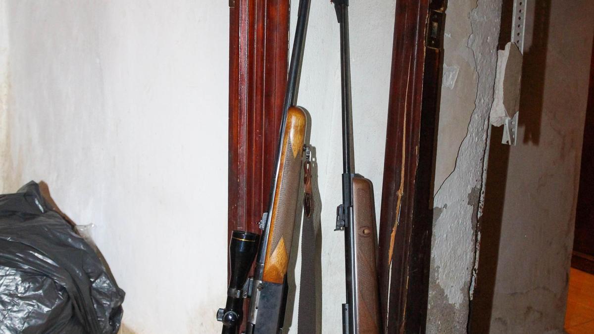 La Policía Nacional detiene a dos personas por tráfico de drogas, tenencia ilícita de armas y detención ilegal.