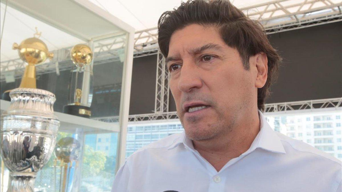 Iván Zamorano, hablando con los medios