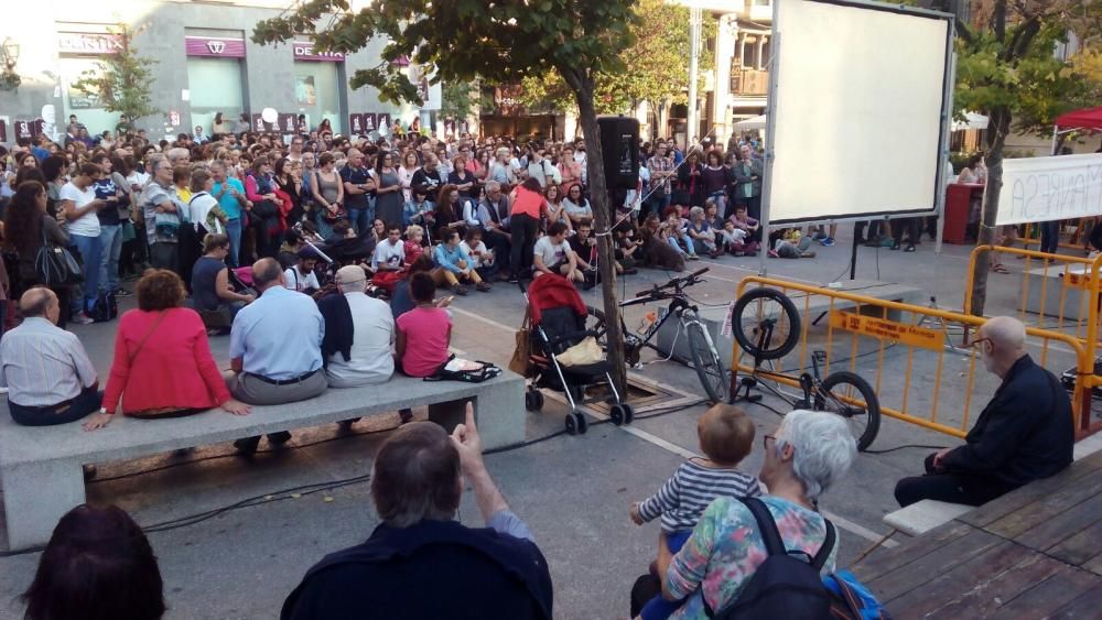 La plaça de Sant Domènec de Manresa, plena per escoltar el discurs de Puigdemont.