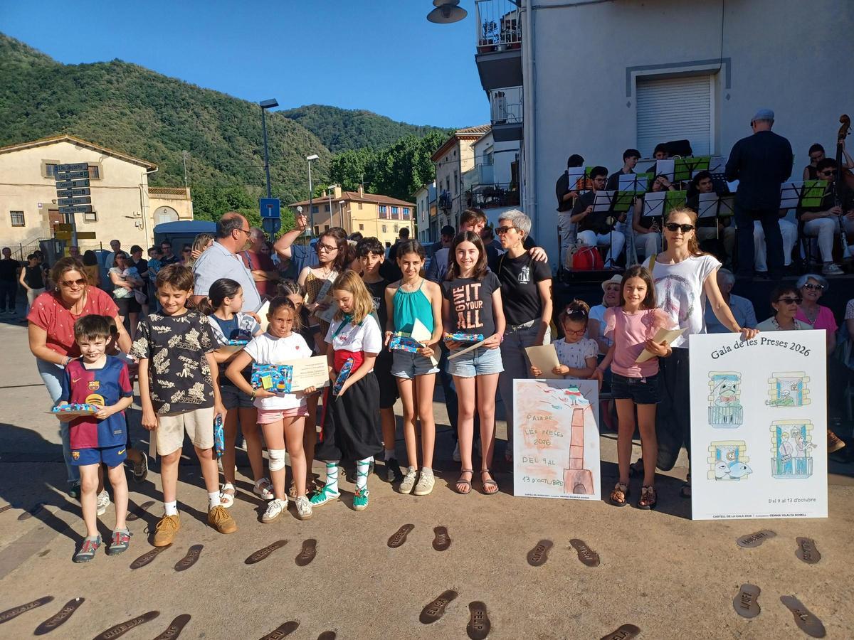 Participants i premiats del concurs de cartells de la Gala i la Festa del Roser