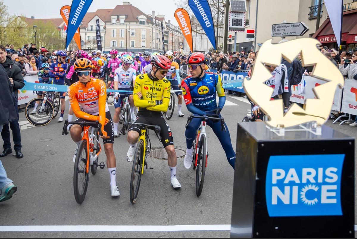 Oscar Onley, del Ineos Grenadiers; el danés Jonas Vingegaard, del Visma y el alicantino Juan Ayuso, del Lidl Trek.