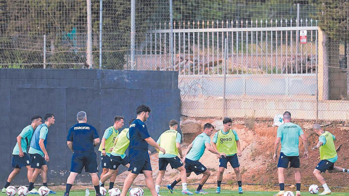 La plantilla del FC Cartagena, durante un entrenamiento.