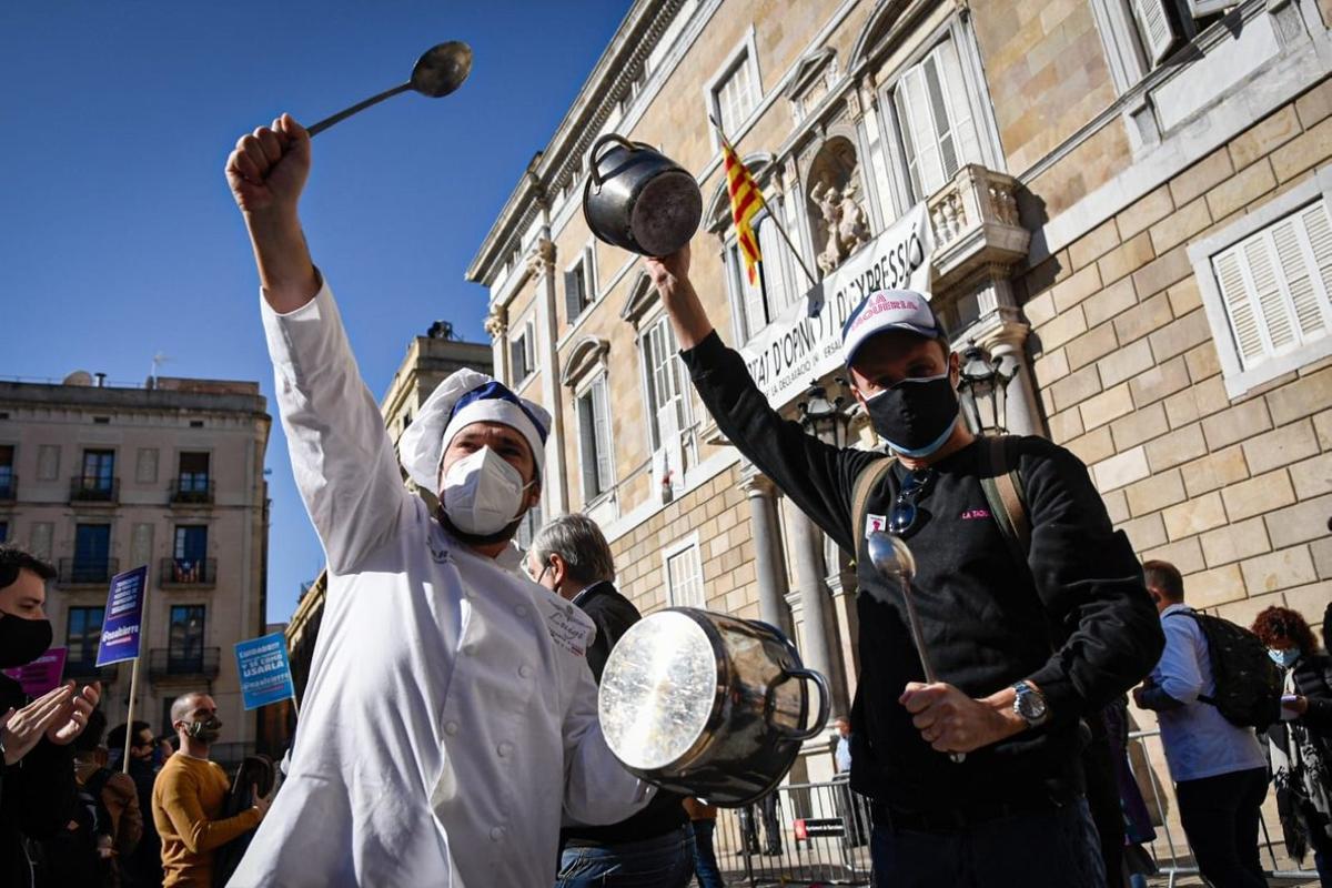 Manifestantes contra la orden de la Generalitat que cierra bares y restaurantes durante 15 días en Catalunya.