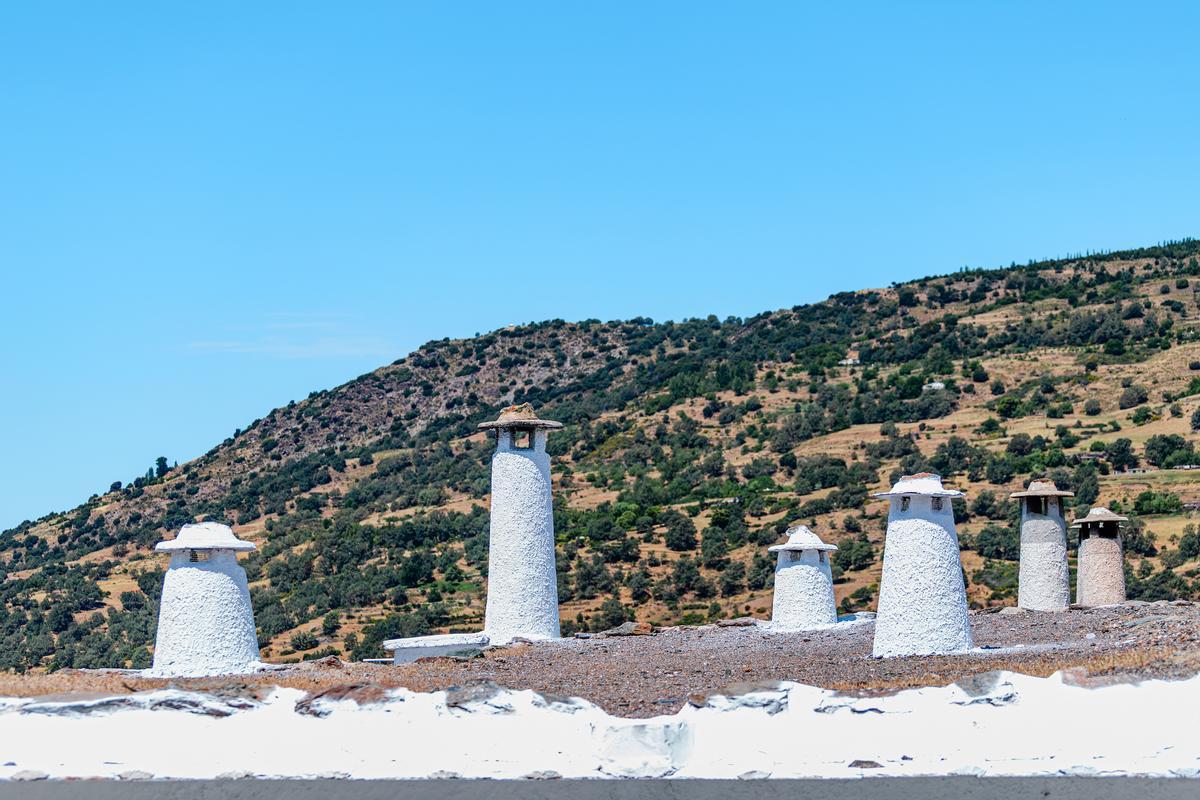 Chimeneas morosas tradicionales en el pueblo alpajarras de Bubion