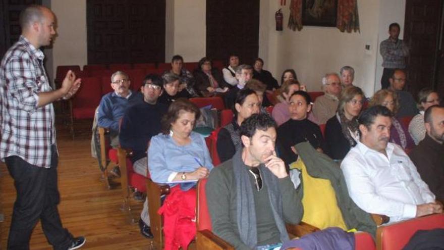 Los asistentes a la jornada sobre voluntariado escuchan las explicaciones de uno de los ponentes.