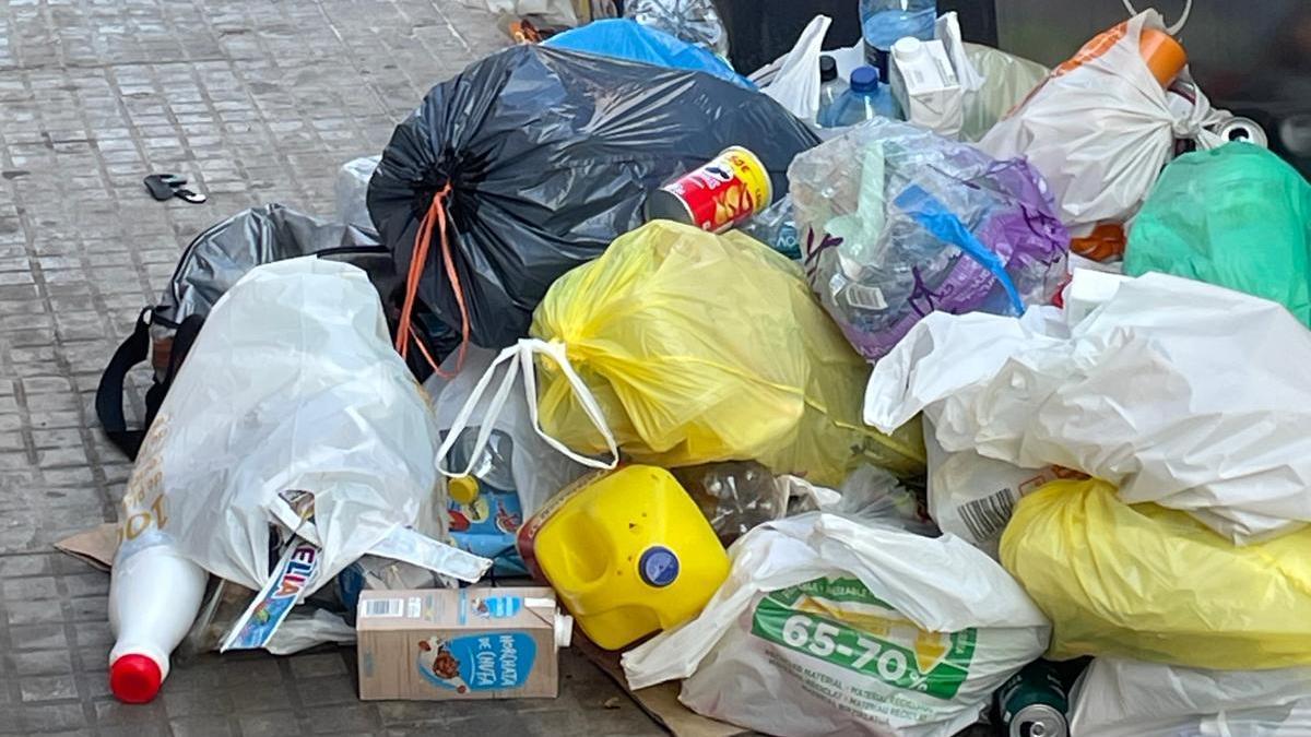 Basura en las calles de Sagunt.