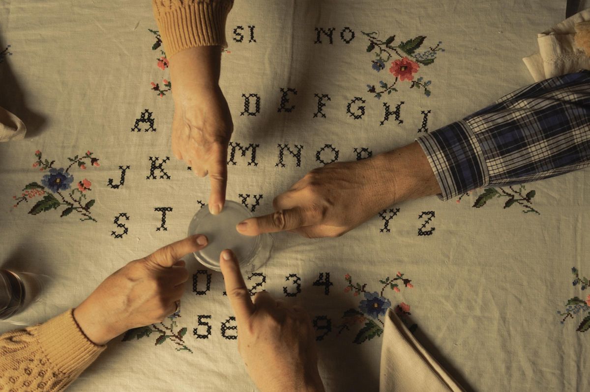 La ouija bordada a mano de 'Bodegón con fantasmas'