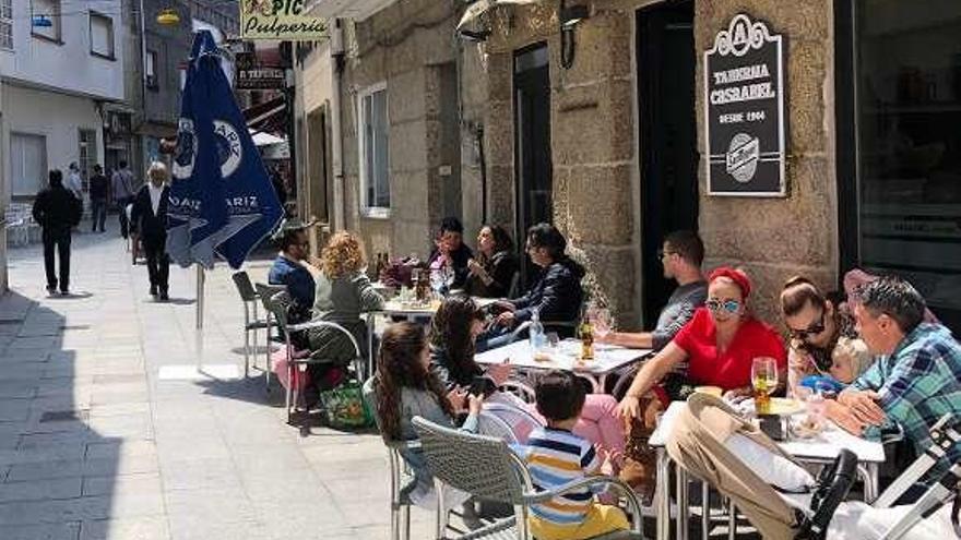 Imagen de archivo de terrazas en la calle Pratería de O Grove. // Muñiz