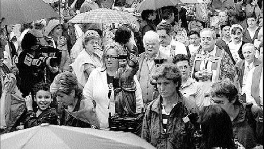 Participantes en la procesión de los santos.