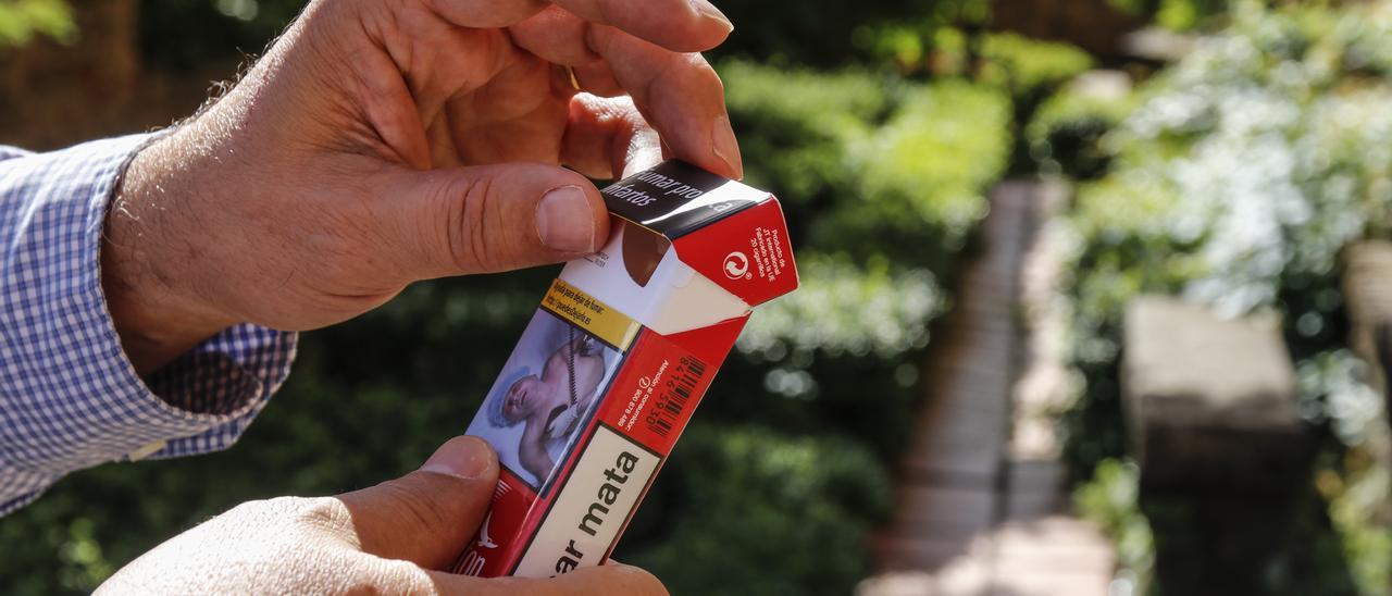 Un usuario con un paquete de tabaco en el parque Cristina de Ulloa, en el corazón de la parte antigua, incluido en el grupo de espacios que se acotarán.