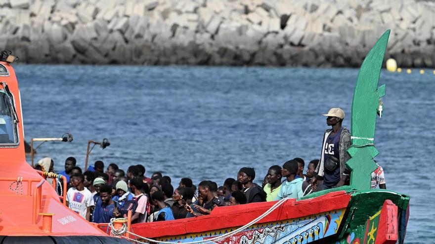 Archivo - Una patera con 116 migrantes a bordo llega al puerto de La Restinga, trasladada por Salvamento Marítimo, a 26 de julio de 2024, en El Hierro, Santa Cruz de Tenerife, Canarias (España).