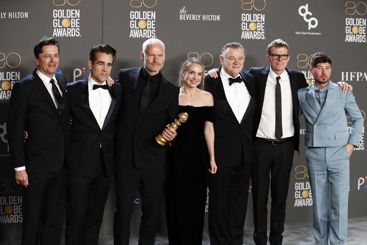 Peter Czernin, Colin Farrell, Martin McDonagh, Kerry Condon, Brendan Gleeson, Graham Broadbent y Barry Keogha posan con el premio a la Mejor Película Musical o de Comedia.