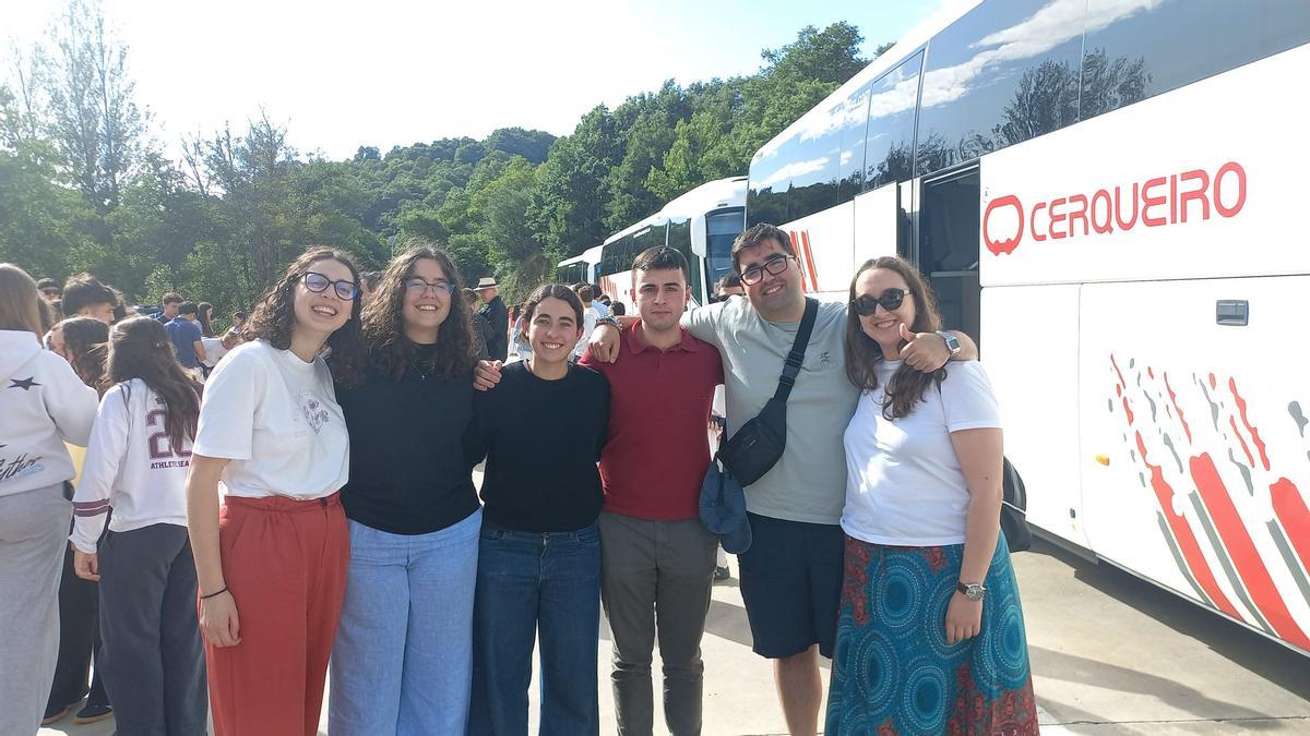 Bruno Abal, junto a sus compañeros, durante una parada en el viaje a Madrid, este viernes.