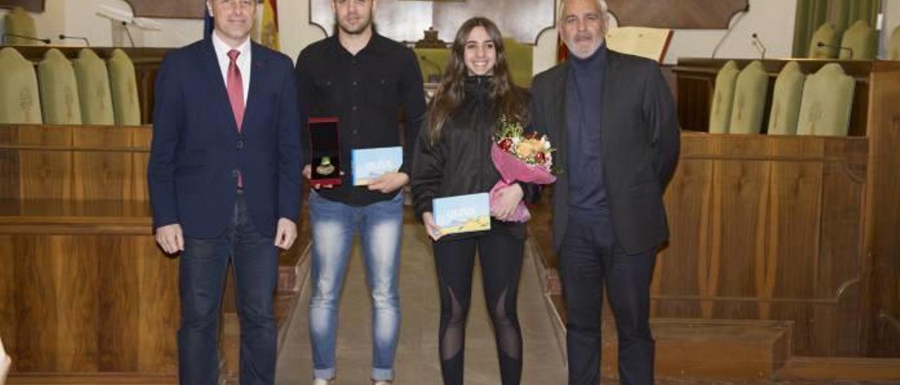 Gloria Fernández y Alejandro Peiró, con el alcalde y el concejal de Deportes de Oliva, ayer.