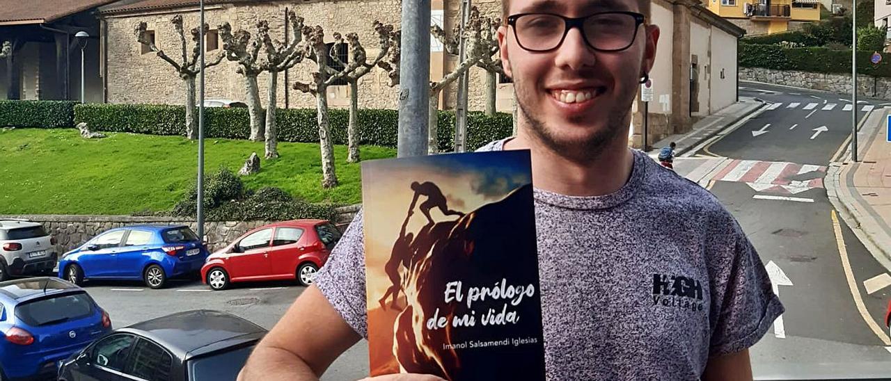 Imanol Salsimendi Iglesias muestra un ejemplar de su primer libro.