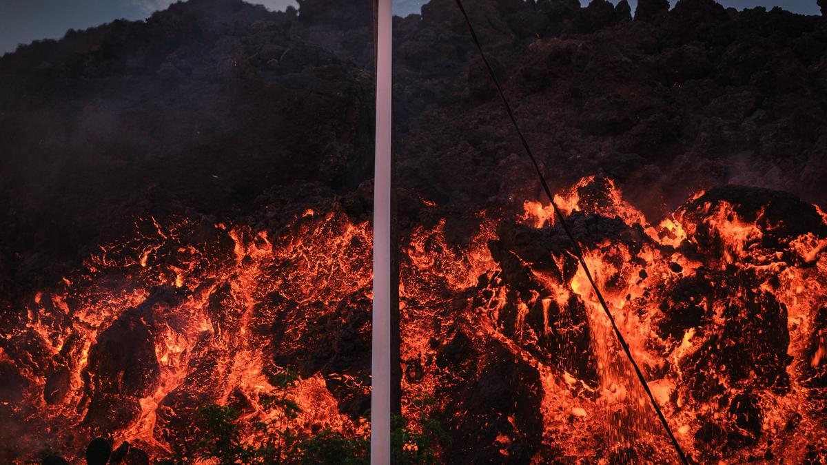 El magma del volcán de La Palma corre hacia la costa.