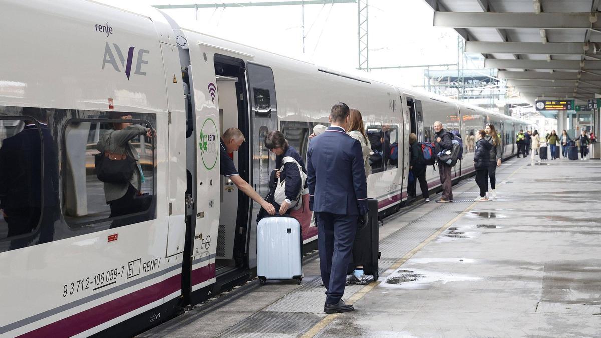 Un AVE en la estación de trenes de Santiago.