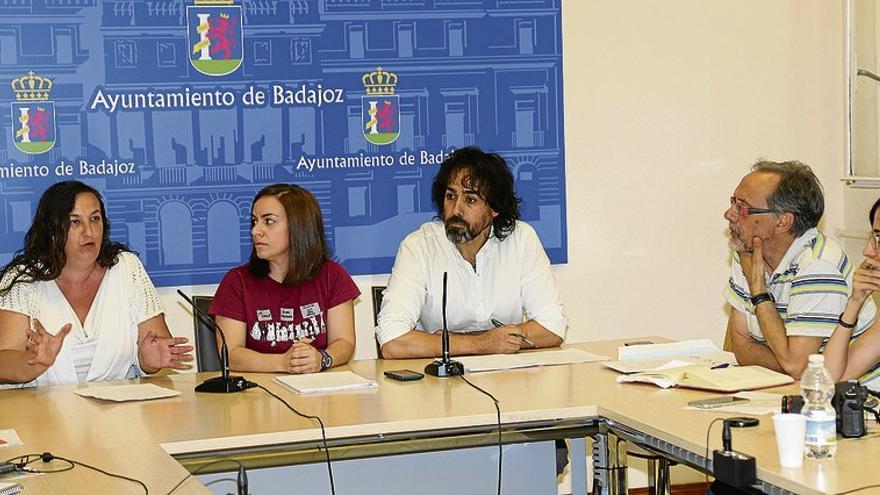 Tres protectoras presentan un proyecto para mejorar la gestión de la perrera de Badajoz