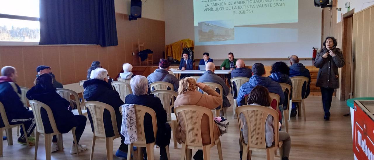 Un momento de la reunión, en el centro social de la Asociación de Vecinos de Santa Bárbara.