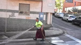 El Ayuntamiento de Cáceres intensifica las labores de baldeo y limpieza en diversos barrios de la ciudad