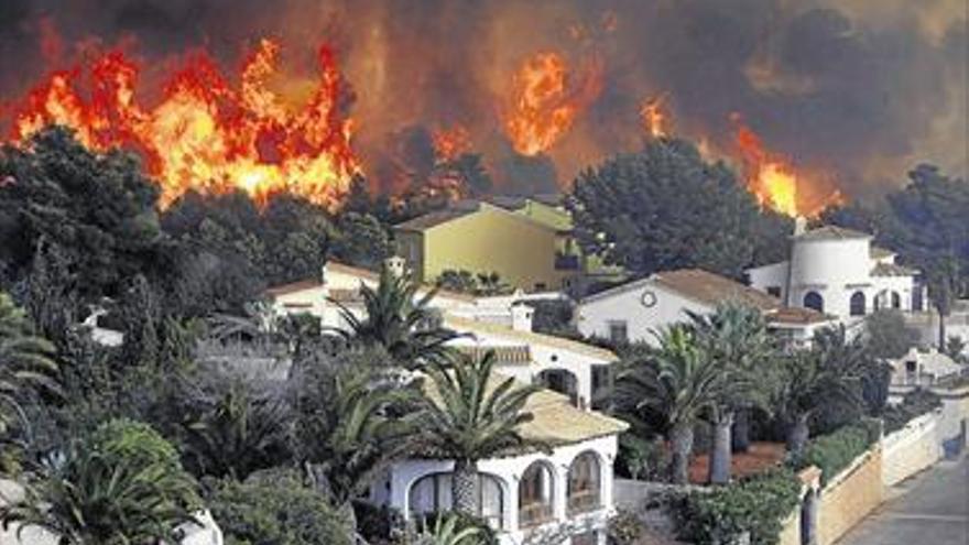 El incendio forestal de Xàbia calcina varias casas tras quemar 800 hectáreas