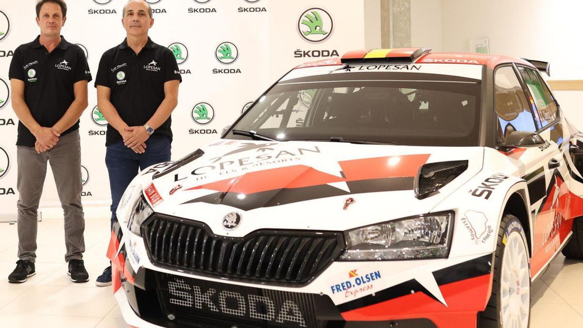 José Carlos Déniz y Luis Monzón junto a su Skoda Fabia Rally2 Evo, ayer, en las instalaciones de Skoda Canararias . | | LP/DLP