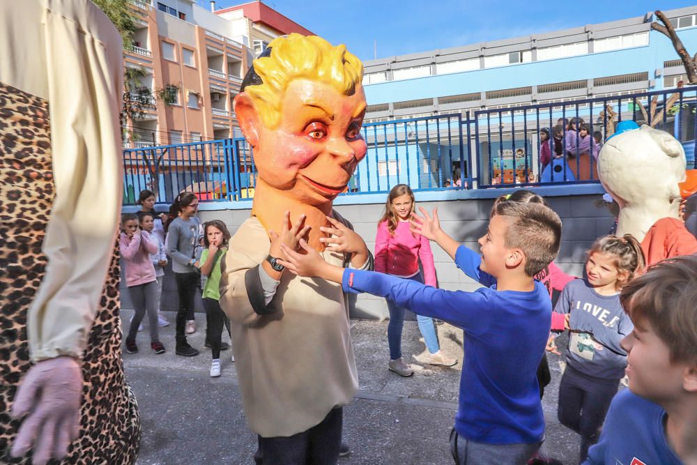 Los profesores recrean la tradición del pasacalles de La Charamita en el patio del Colegio Público Cuba durante las fiestas patronales