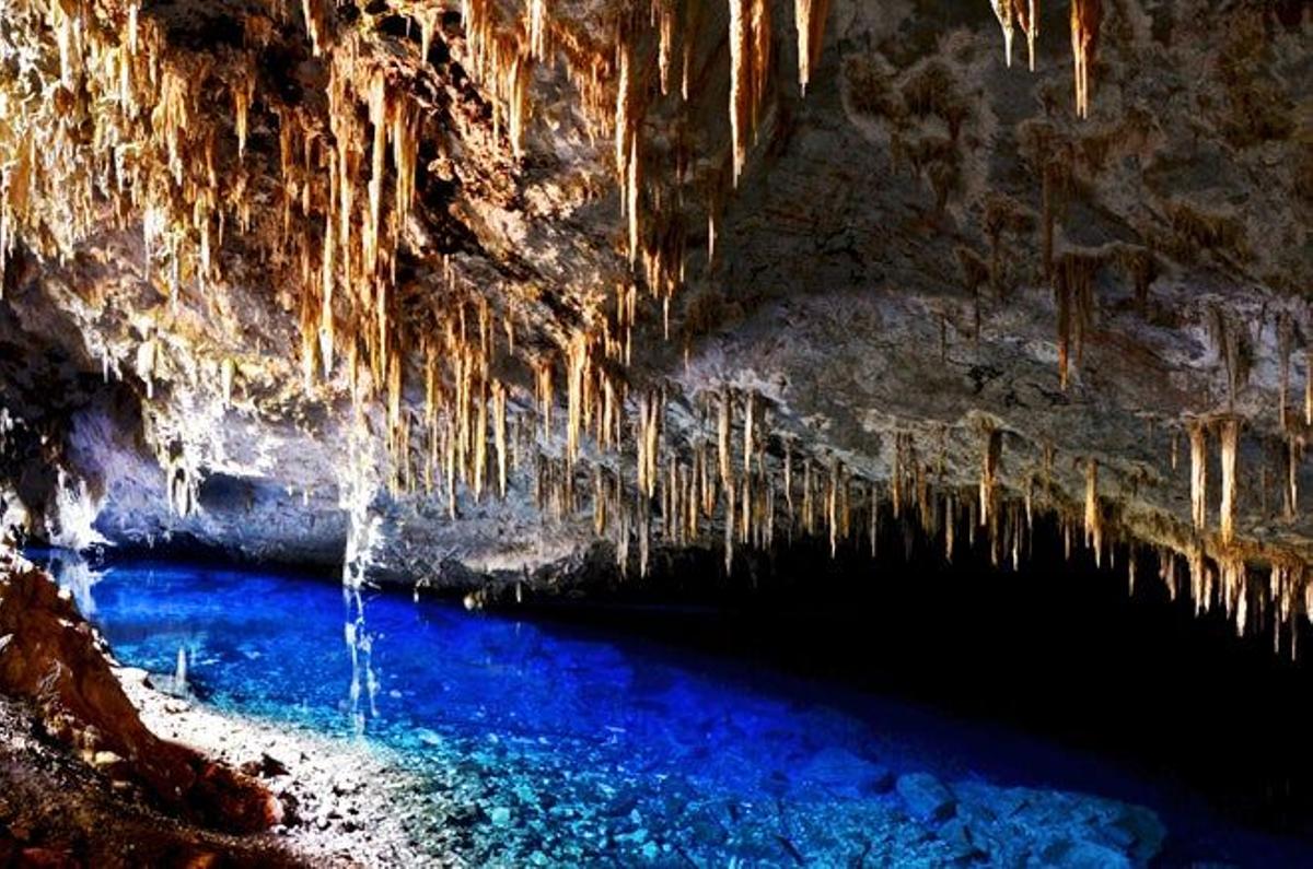 La Gruta del Lago Azul, es una cueva en el estado de Mato Grosso del Sur en Brasil.