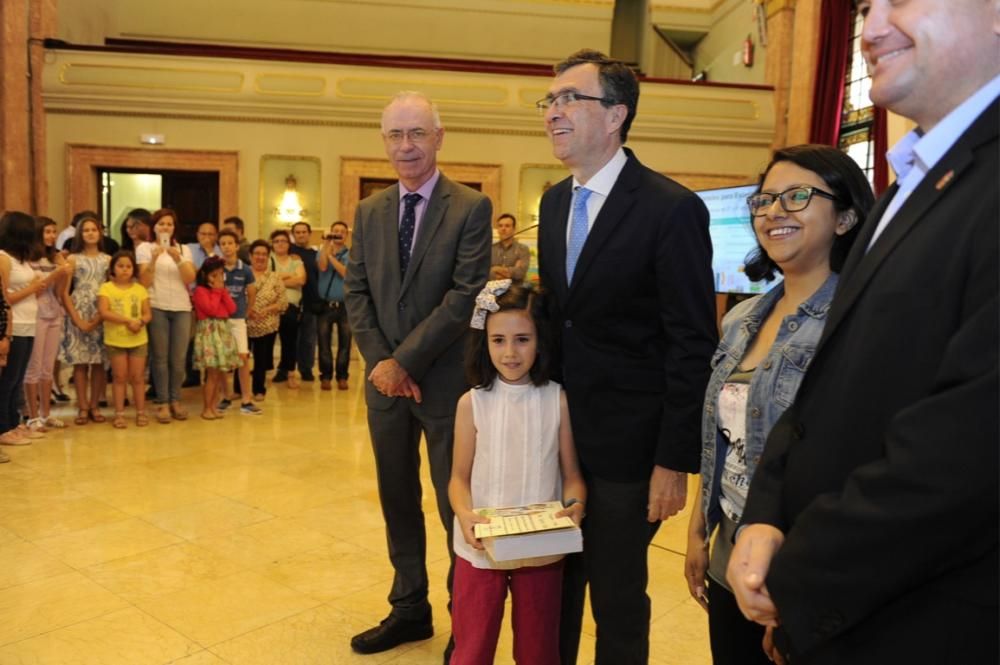 El alcalde de Murcia entrega a los niños y niñas los premios municipales del Día del Medio Ambiente