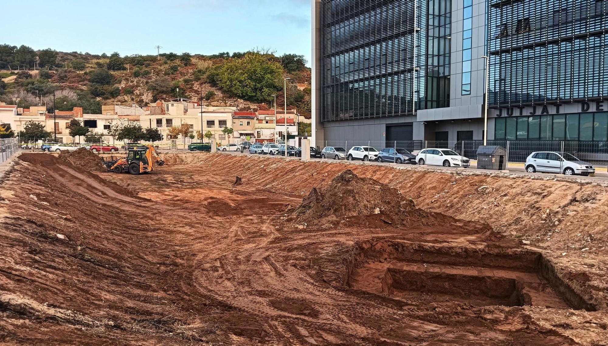 Movimiento de tierras para construir las 67 viviendas en el barrio de Santa Anna, este miércoles.