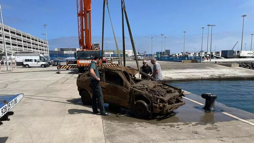 La Guardia Civil recupera un vehículo hundido en el Puerto de Las Palmas