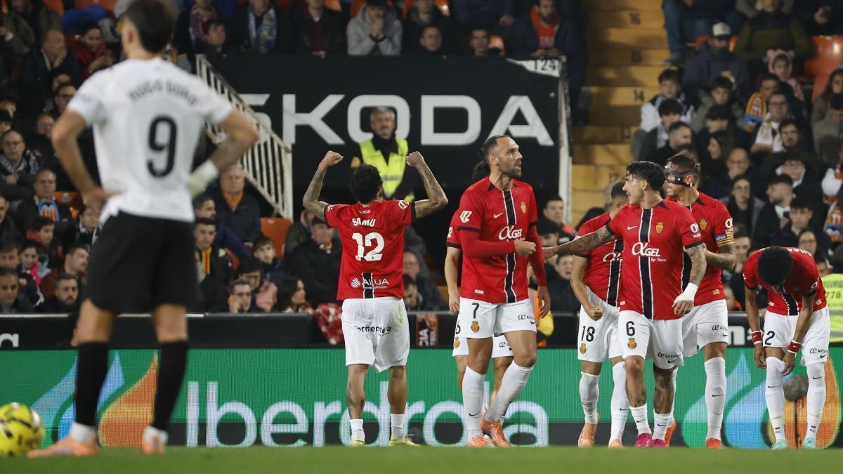 Los futbolistas del Mallorca celebran el gol de Samu en Mestalla ante el Valencia.
