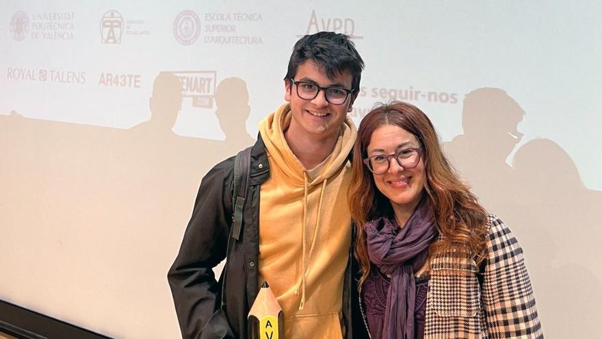 David Bañuls con su profesora de Dibujo Técnico