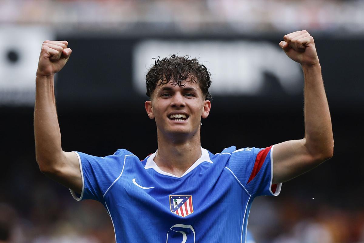 VALENCIA, 02/05/2026.- El jugador del Atlético de Madrid Miguel Cubo, celebra su gol contra el Valencia, durante el partido de la jornada 34 de LaLiga EA Sports entre el Valencia y el Atlético de Madrid, este sábado en el estadio de Mestalla.-EFE/ Biel Aliño
