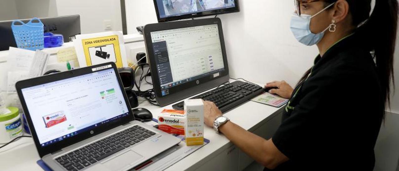 En la Farmacia Viéitez se permite la venta de medicamentos sin receta por internet. |   // J.LORES