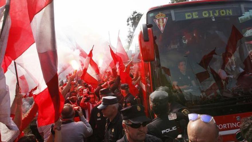 Multitudinario recibimiento al Sporting en El Molinón