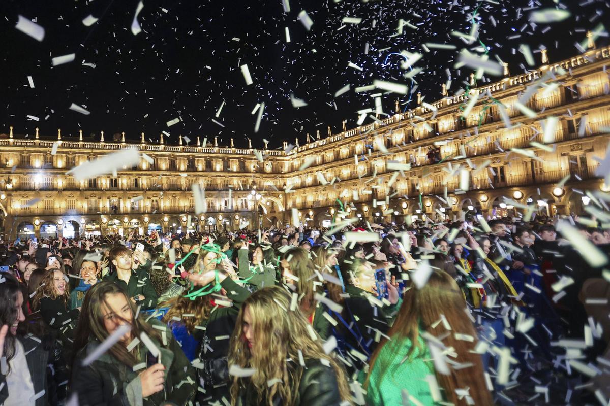 La plaza Mayor de Salamanca en la Nochevieja Universitaria de 2023. EFE/JMGARCIA. NO VENTAS ZONA EPA