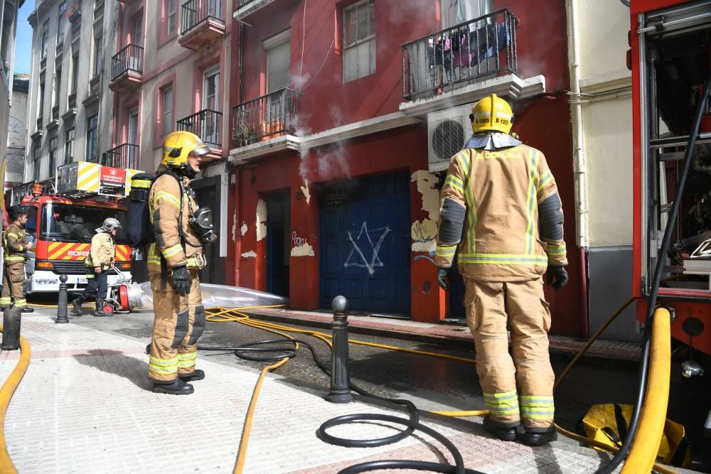 La alerta por el fuego originado en el establecimiento se registró en Emerxencias 112 a las 15.30 horas de este viernes, 14 de septiembre de 2018.