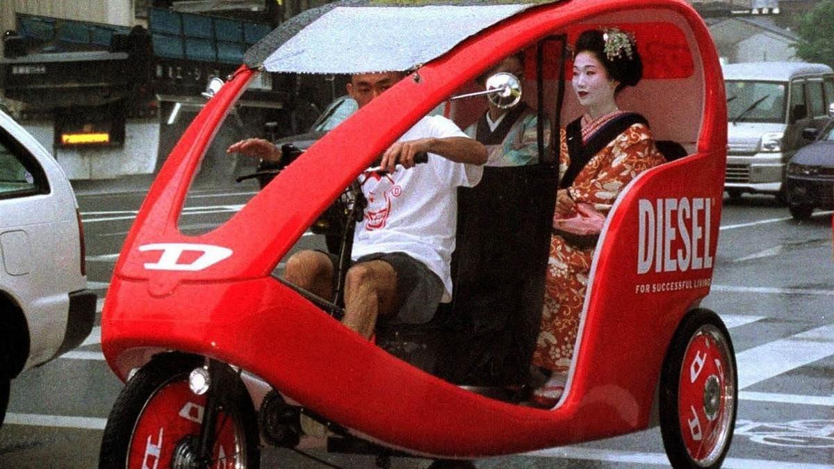 Una geisha se desplaza en un taxi triciclo por Kioto.