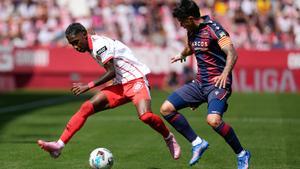 Gironas striker Yaser Asprilla (L) fights for the ball with UD Levantes Roger Brugue during their LaLiga soccer match at Montilivi stadium in Girona, north-eastern Spain, 20 September 2025. EFE/David Borrat. girona . levante. liga españa 2025/2026 girona . levante. 05. accion. montilivi