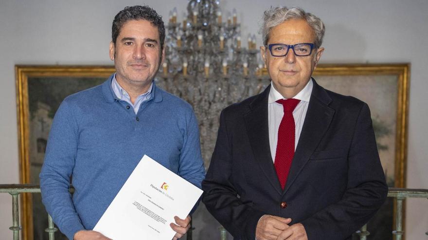 Juan Antonio Reyes y Salvador Fuentes, tras la firma del convenio.
