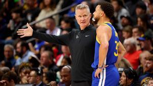 Steve Kerr junto a Curry en la noche de Navidad en la NBA