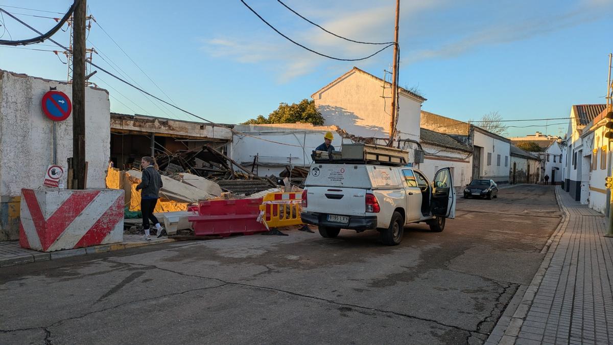 Una casa en ruinas se derrumba en Palma del Río