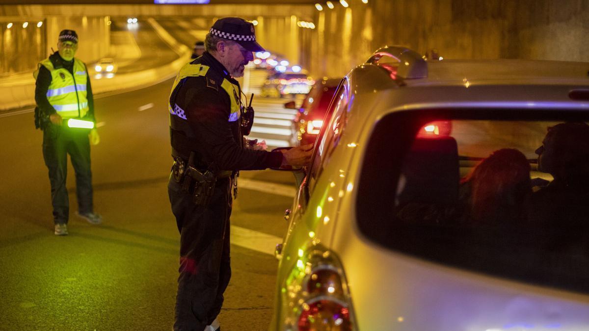 Multas de 200 euros en el interior del coche pese a detenerse en un semáforo en rojo y arrancar cuando se pone en verde: la Guardia Civil extrema la vigilancia