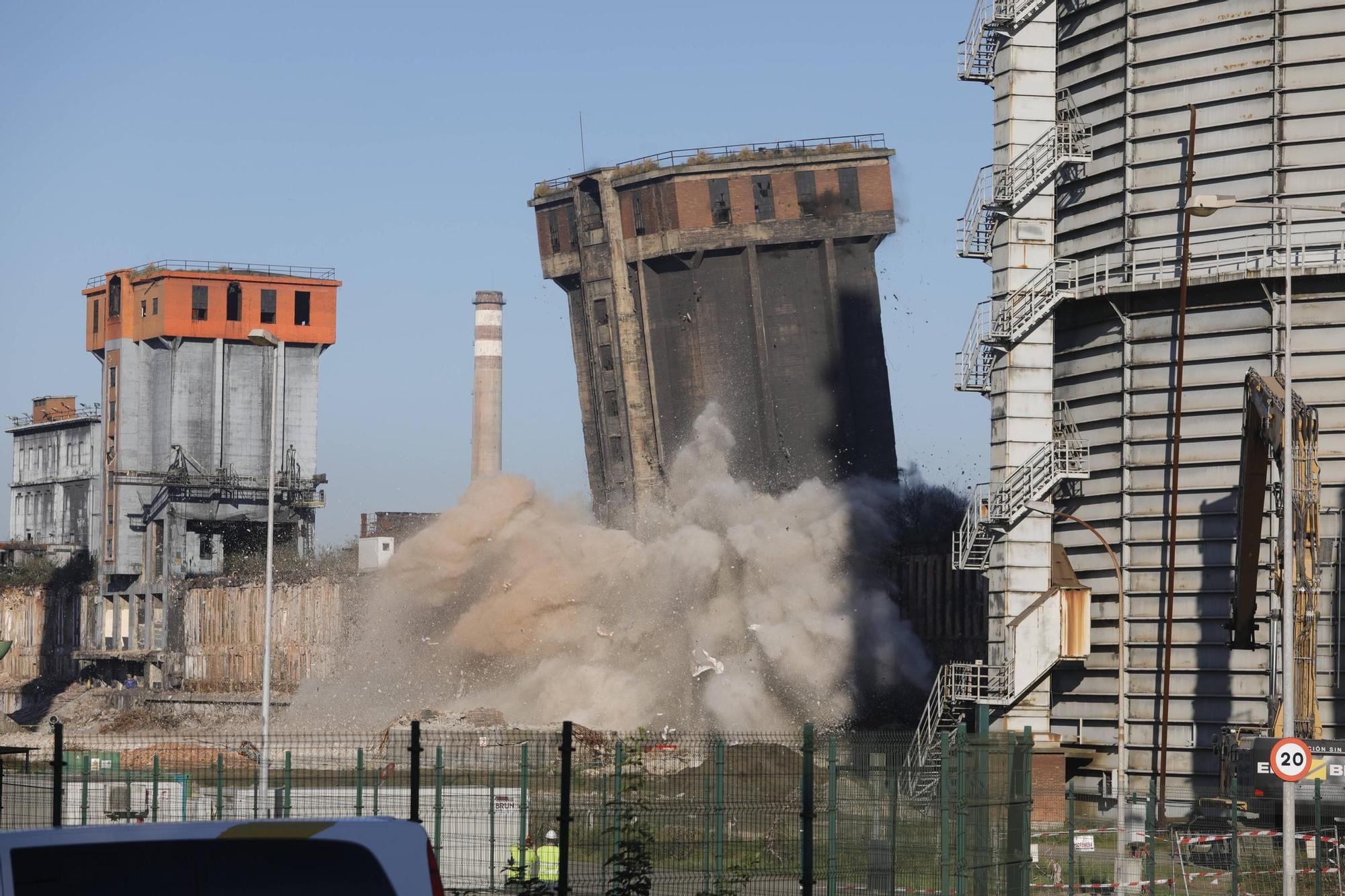 EN IMÁGENES: Así fue la demolición de la torre de carbón de las antiguas Baterías de Avilés