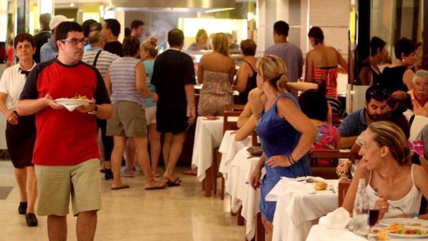 Turistas en régimen de todo incluido a la hora de la comida en un buffet de un hotel de Benidorm .
