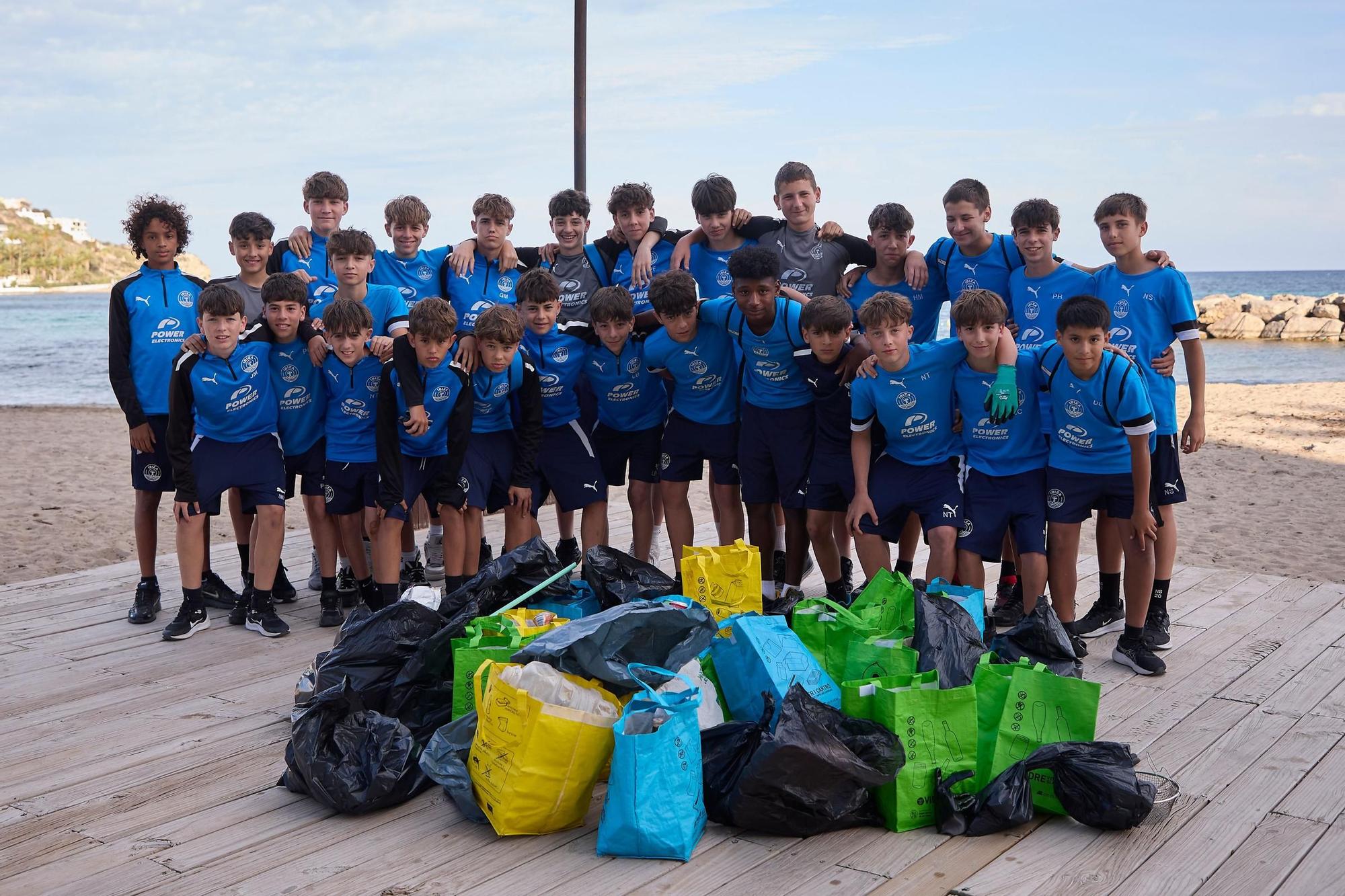 Los jugadores de la UD Ibiza tras la recogida de basura